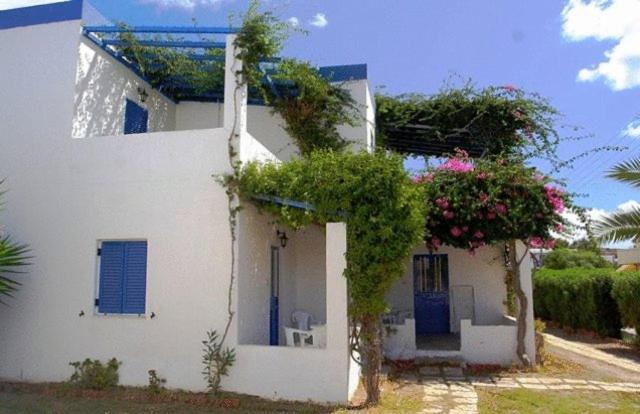 Amfitrion Hotel Vari  Bagian luar foto